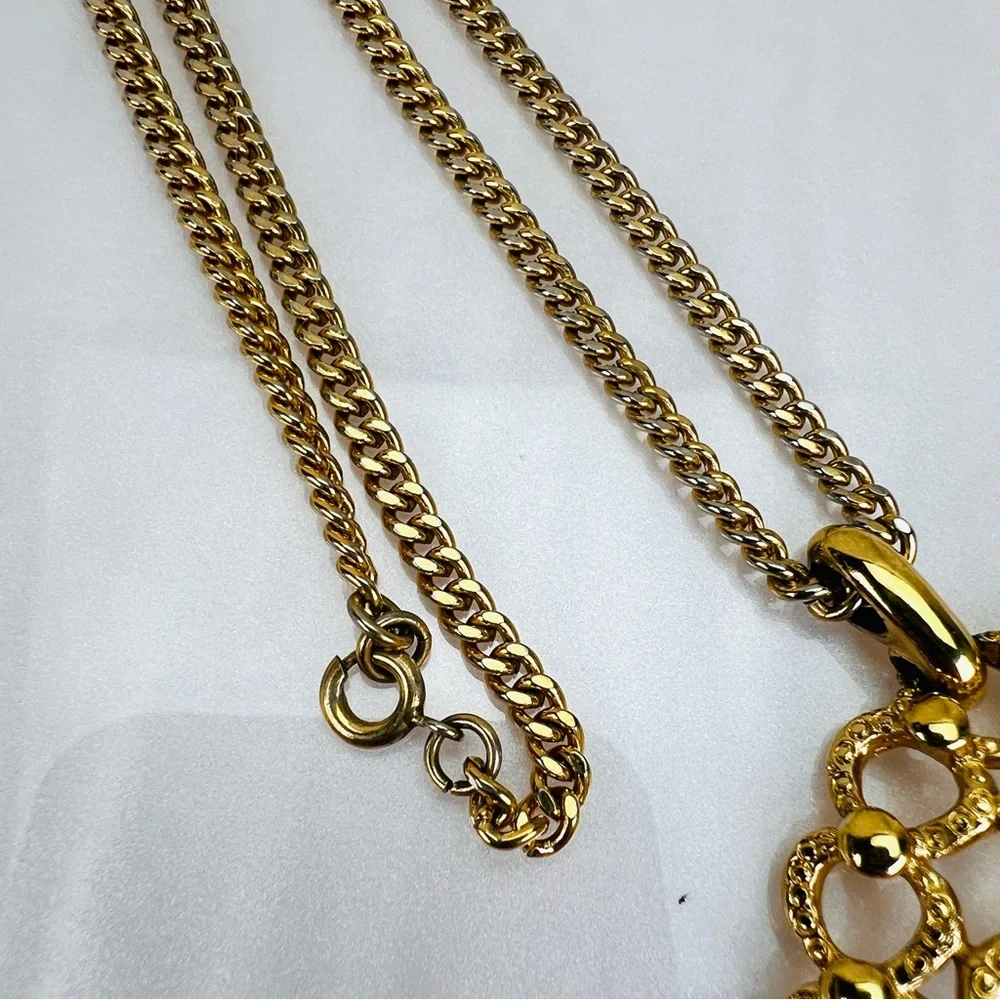 Pretty vintage Monet goldtone, large pendant necklace